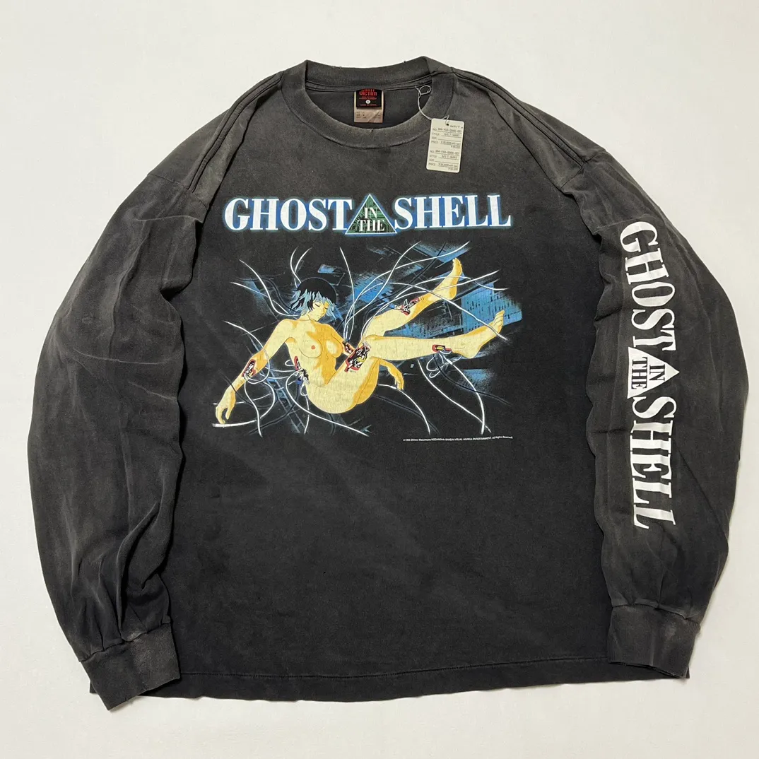 SAINT Mxxxxxx × GHOST IN THE SHELL Ghost in the Shell GS_LS TEE/GITS/BLK Big IP Ghost in the Shell co-branded model Sleeping Motoko Kusanagi Retro distressed long sleeves Washed black S-XL Ready-to-wear Assute dyeing Full-body spray fade/replacement fade Correct accessories Joint LOGO wash mark/main mark/cherub mark Super complex printing replica The drawing/pattern making cycle is very long and the hand graffiti is dirty.